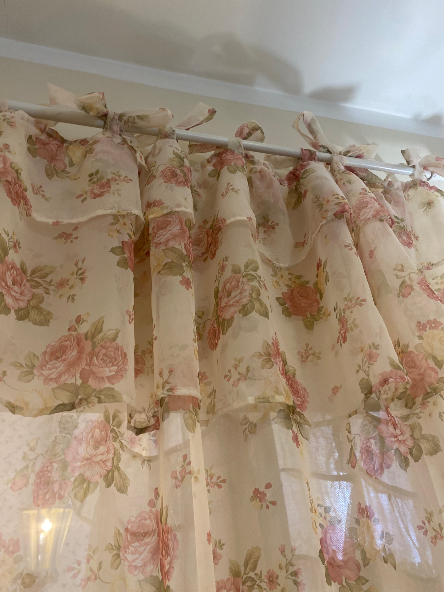 Coppia di tende in organza con mantovana applicata con due balze con fettucce 150x300cm