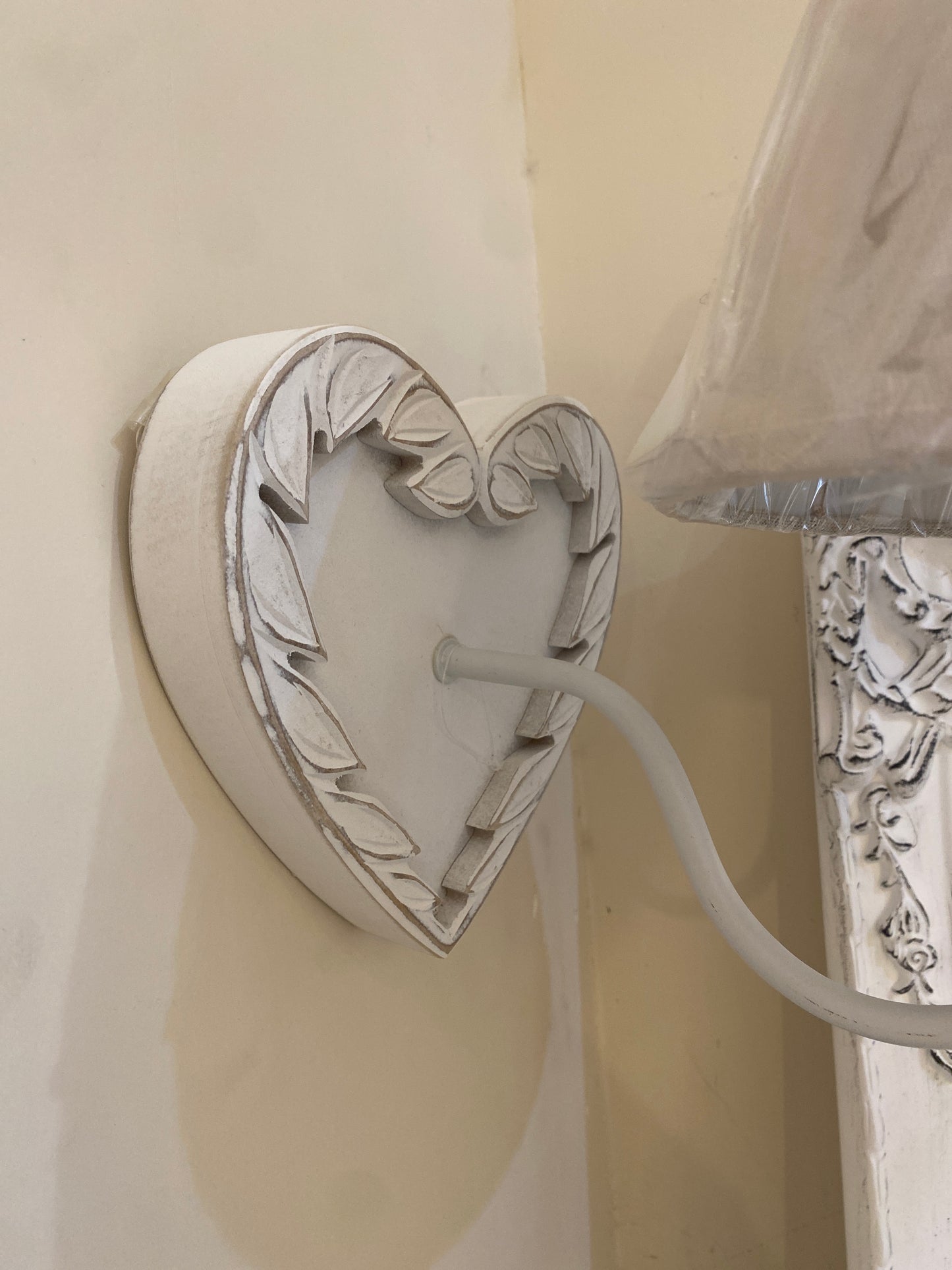 Coppia Applique con placca a forma di cuore bianco e paralume in tessuto 17x18cm