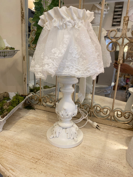 Lampada in legno con paralume in pizzo