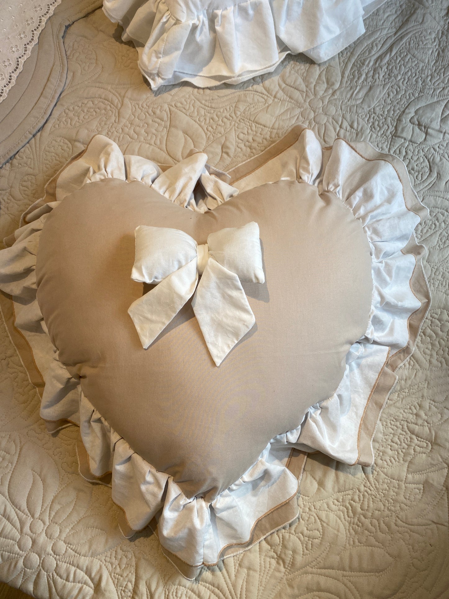 Cuscino cuore con fiocco