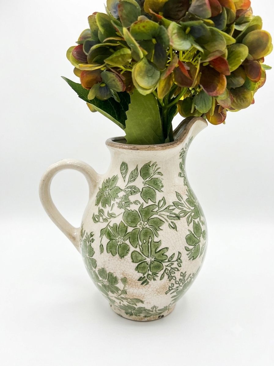 brocca in ceramica con decori in verde