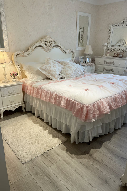 Scaldotto Pizzo Julian nel colore rosa con applicazione di rosse sul fondo con una romantica balza su tutti e quattro i lati misura ￼180x85+12 la balza