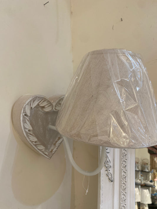 Coppia Applique con placca a forma di cuore tortora e paralume in tessuto 17x18cm