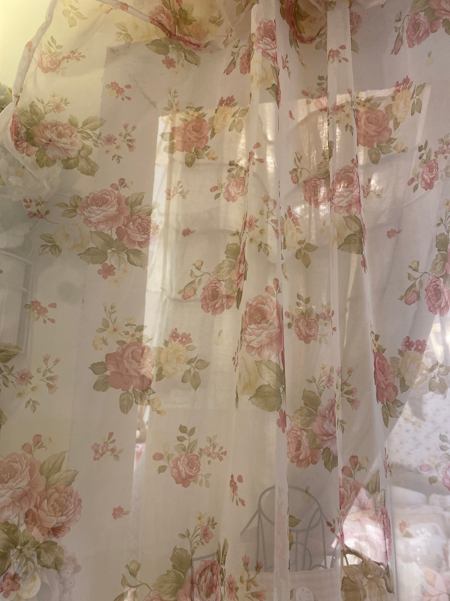 Coppia di tende in organza con mantovana applicata con due balze con fettucce 150x300cm