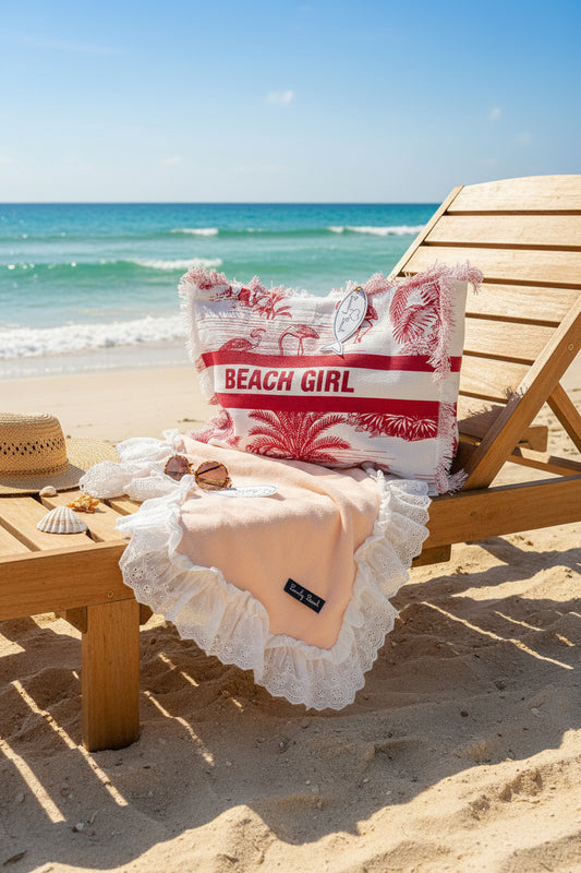 Telo mare in una morbidissima spugna con la balza su tutti e quattro lati in un romantico pizzo Sangallo nel colore rosa, pesco misura 100X 180 con la borsa mare in promozione 30 €