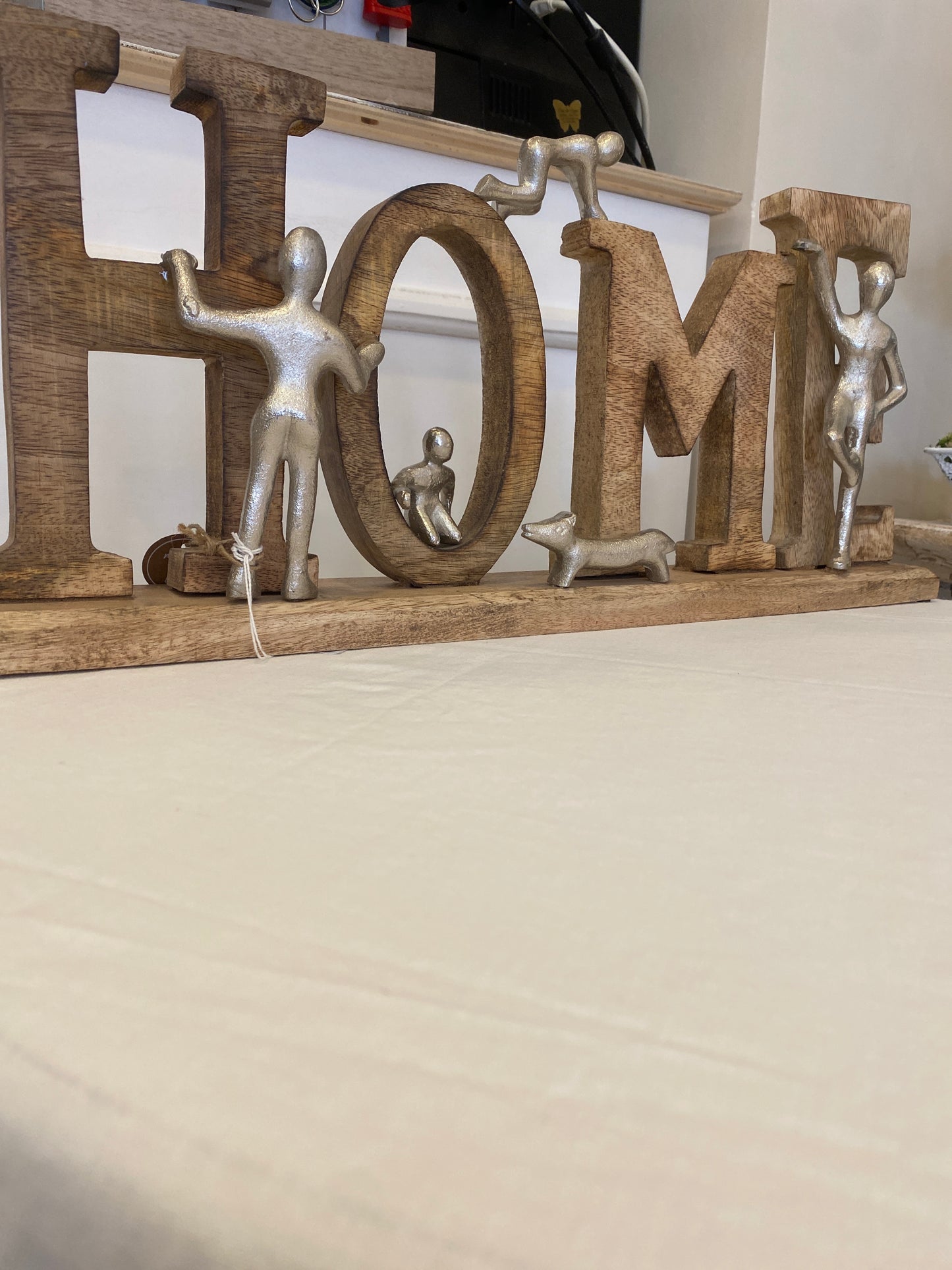 Scritta home in legno con soggetto famiglia in metallo