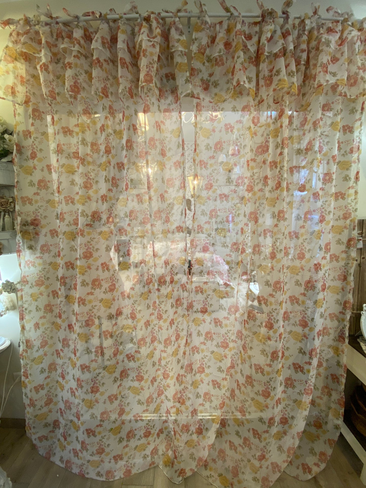 Coppia di tende in organza con mantovana applicata con due balze con fettucce 150x300cm