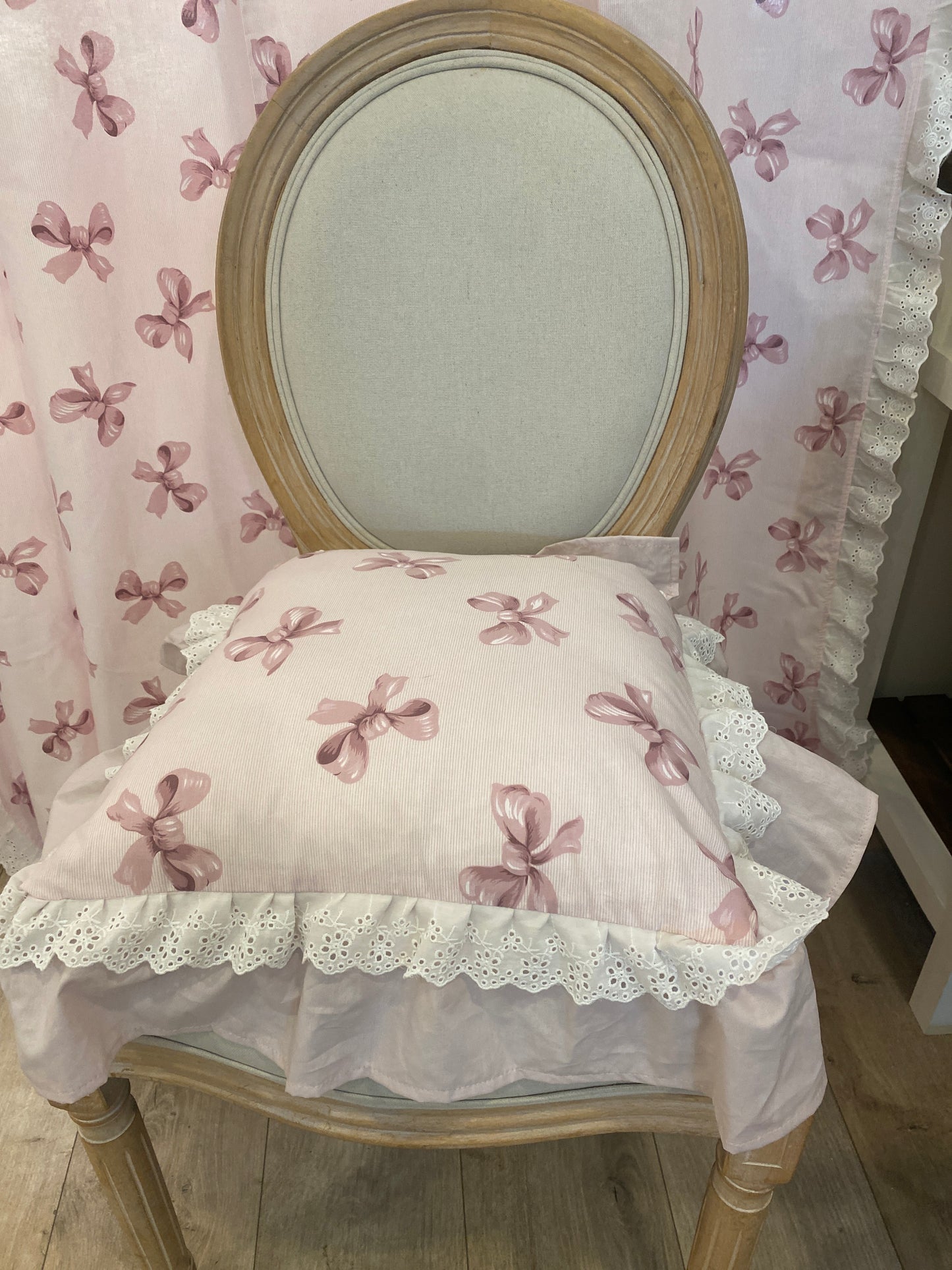 Cuscino per sedia con fantasia fiocco 35x35+12cm