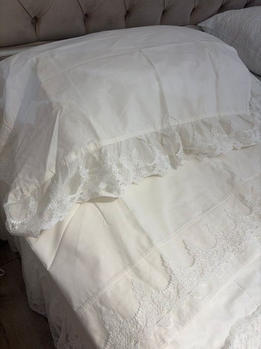 Completo letto lenzuola matrimoniale in cotone con coppia di guanciali con applicazione in pizzo romantico colore bianco