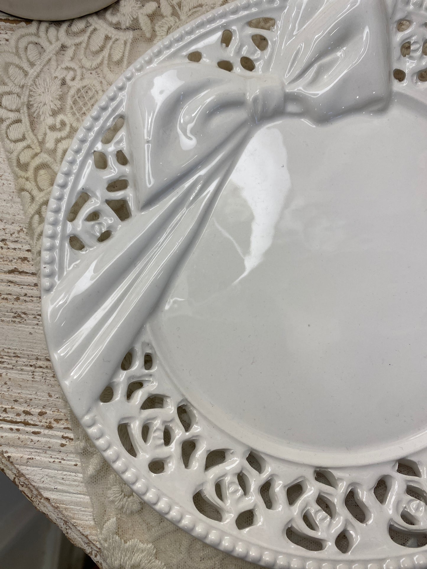Piatto traforato in ceramica con decoro con fiocco 20x20cm