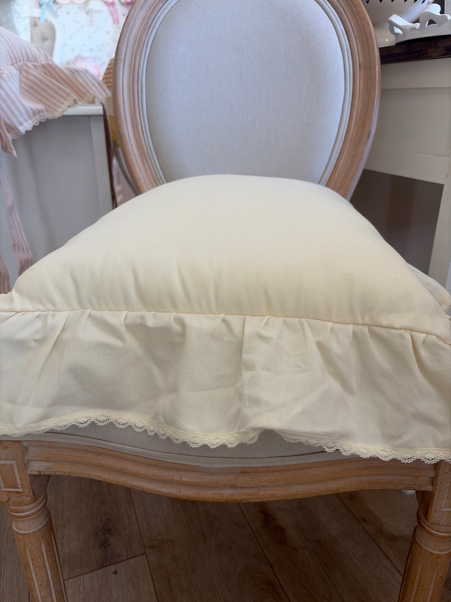 Cuscino sartoriale in cotone misura 45 × 45 + 15 la balza colore panna sfoderabili