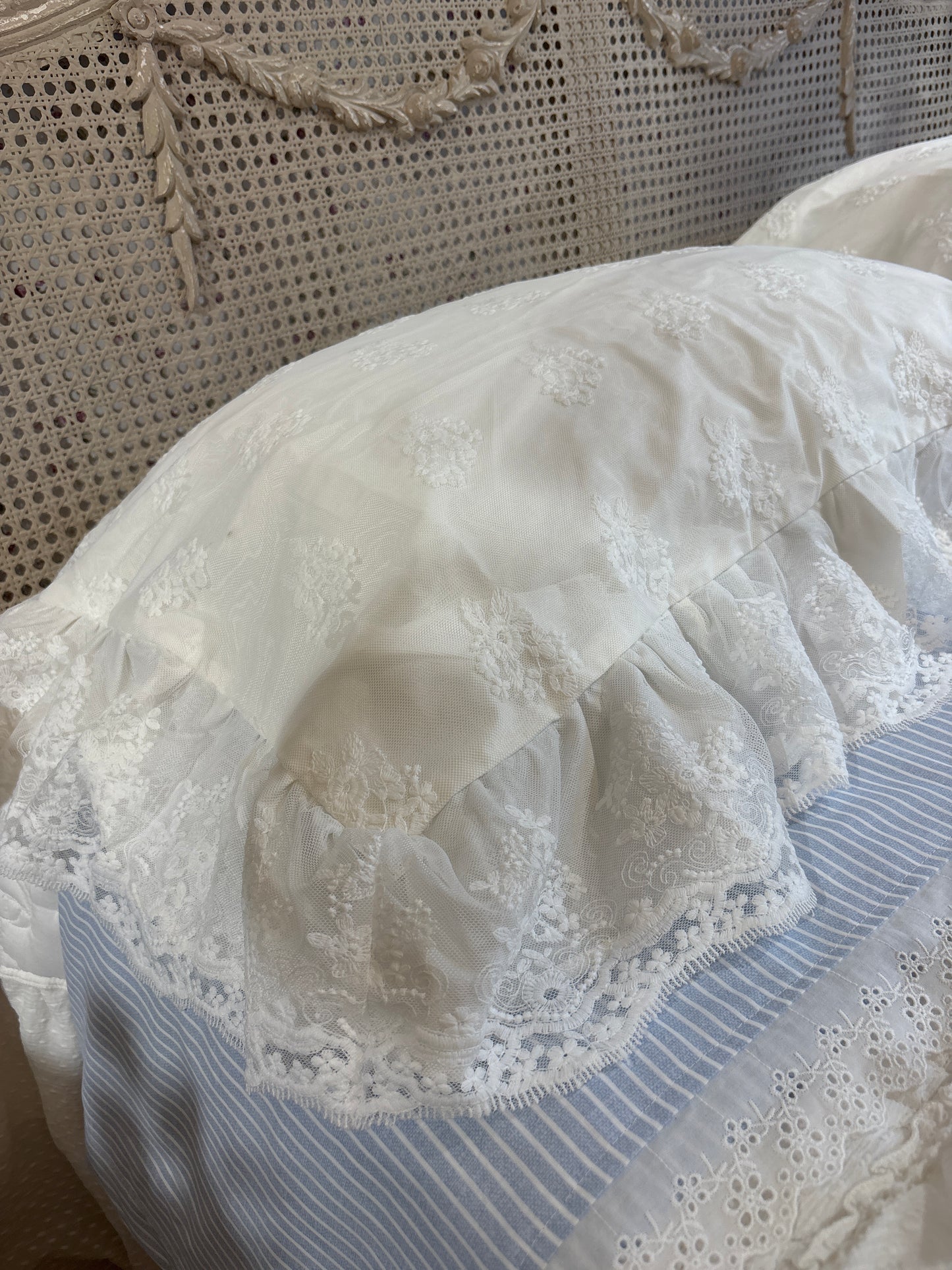 Scaldotto in pizzo con coppia di copri guanciali