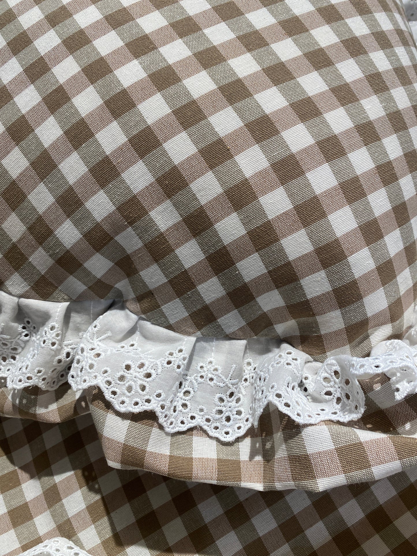 Cuscino a cuore a quadretti con balza con pizzo sangallo 45x42+10cm