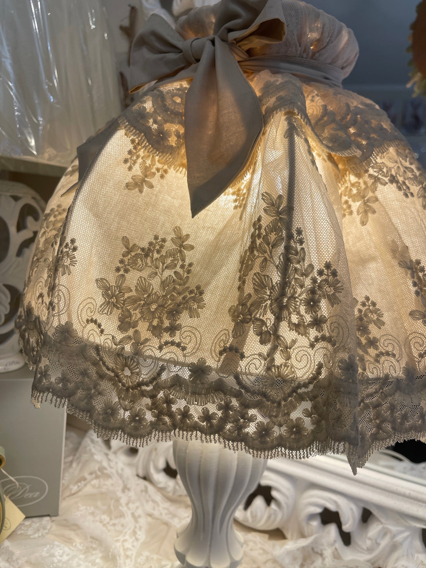 Copri lampada modello yulia rivestito in un romantico pizzo misura 35x27 h