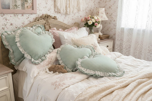 Set di Cuscini tessuto tinto in filo quadrettino verde con rouge in pizzo Sangallo misura cuscino Cuore 45x40+5 la balza cuscino rettangolare misura 55 × 45 + 5 la balza ￼