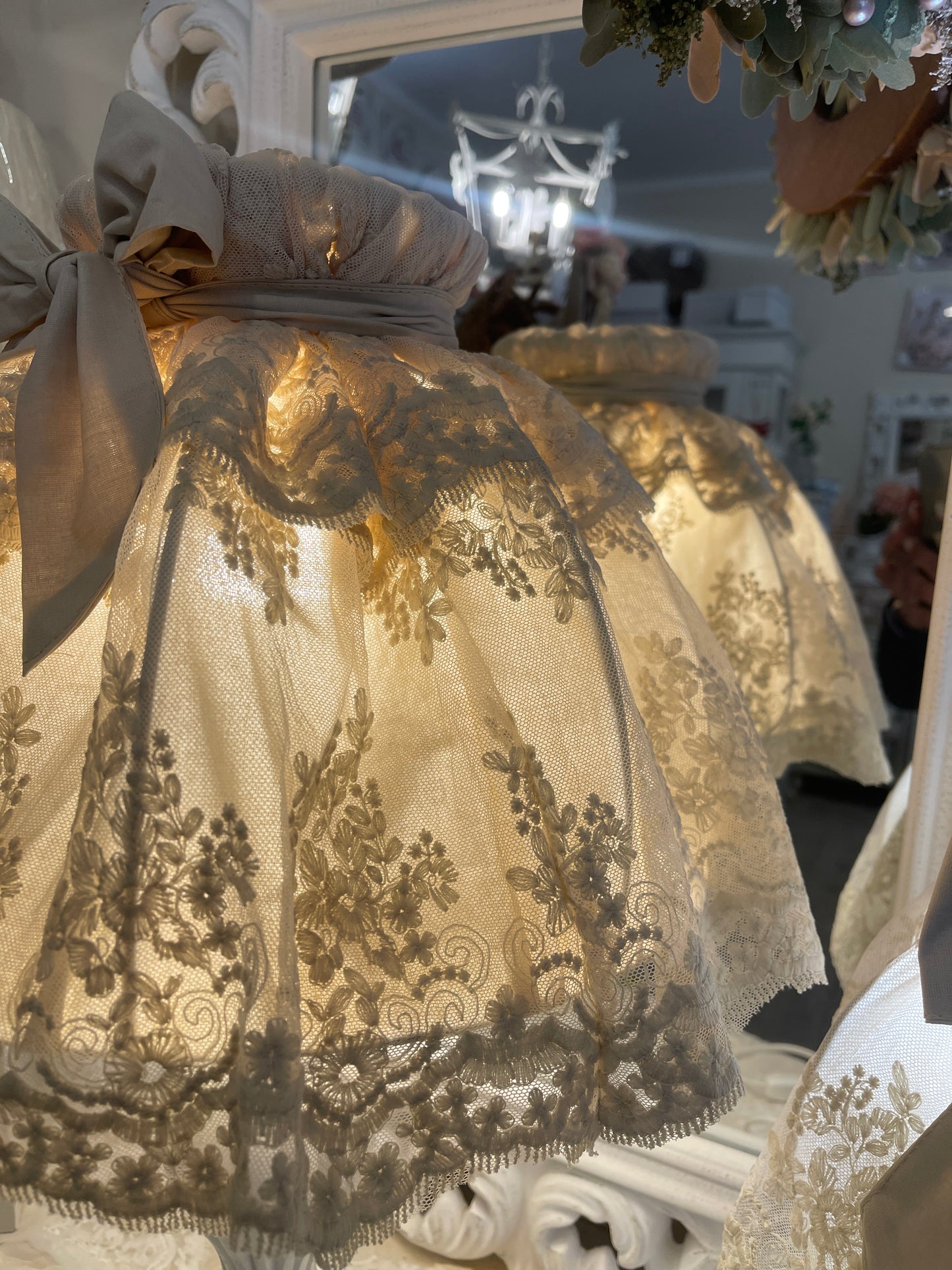 Copri lampada modello yulia rivestito in un romantico pizzo misura 35x27 h
