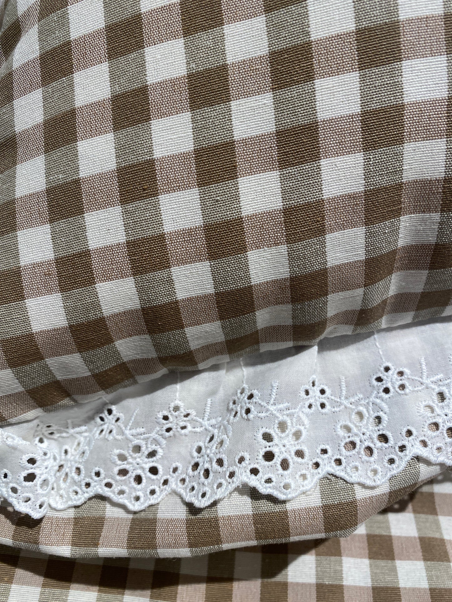 Cuscino rettangolare a quadretti con balza in pizzo sangallo 45x35+10cm