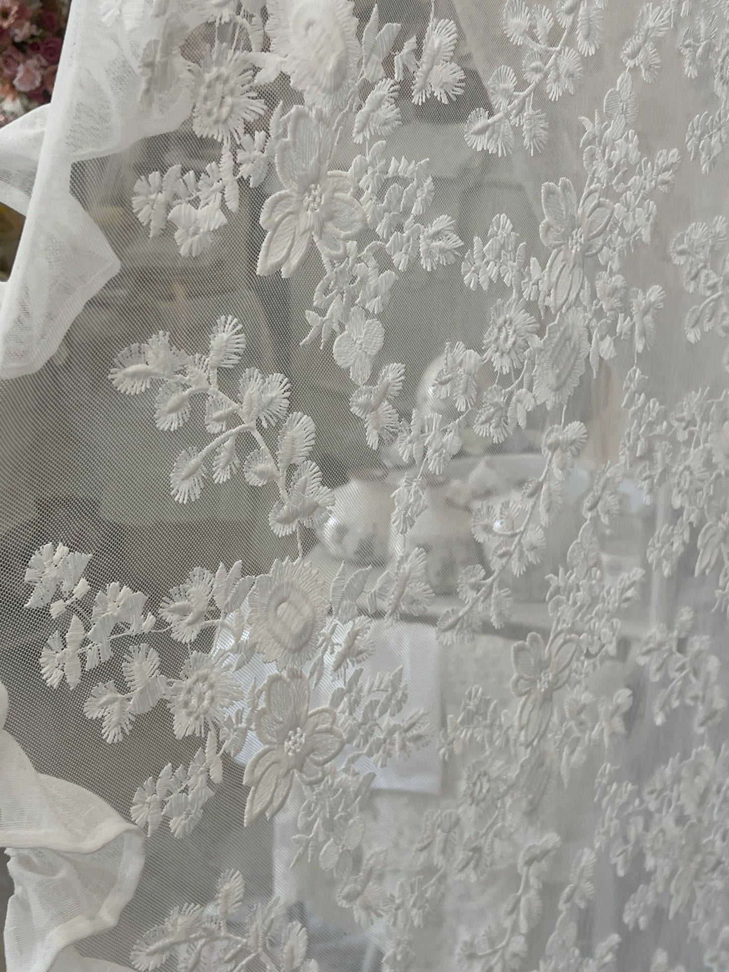 Coppia di Tende Fiordaliso con doppia rouches con le fettucce in tulle con ricamo applicato misura ogni telo 1,50 m per 3 m il colore è bianco