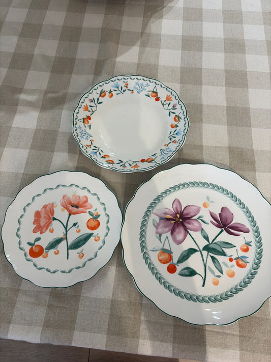 Servizio di piatti in porcellana con dei decori meravigliosi tutti floreali il servizio comprende dessert fondo Piano servizio 18 pezzi￼