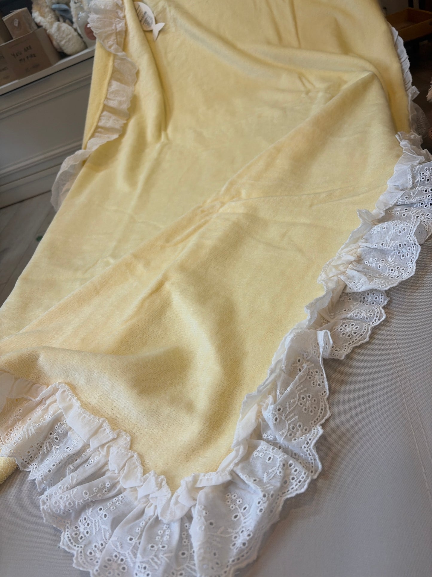 Telo mare nel colore giallo con pizzo Sangallo su tutti e quattro i lati misura 100x180
