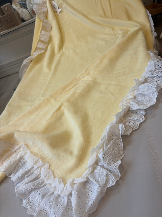 Telo mare nel colore giallo con pizzo Sangallo su tutti e quattro i lati misura 100x180