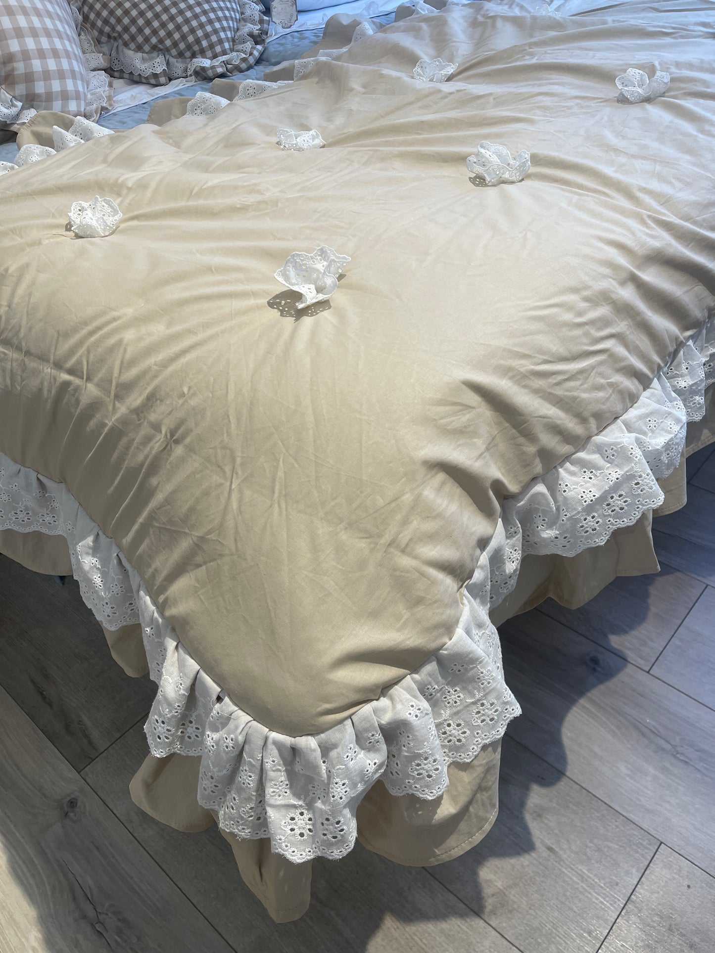 ￼Fondo Letto misura 1,70 m per 85 + 15 la balza su tutti e quattro i lati con rifinitura in pizzo Sangallo colore sabbia