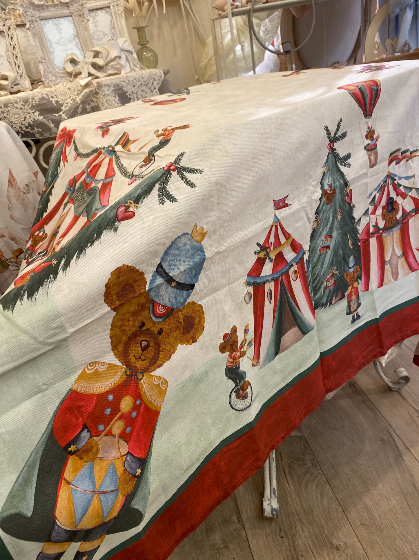 C tavolo nuvole di stoffa 120x120 in promo