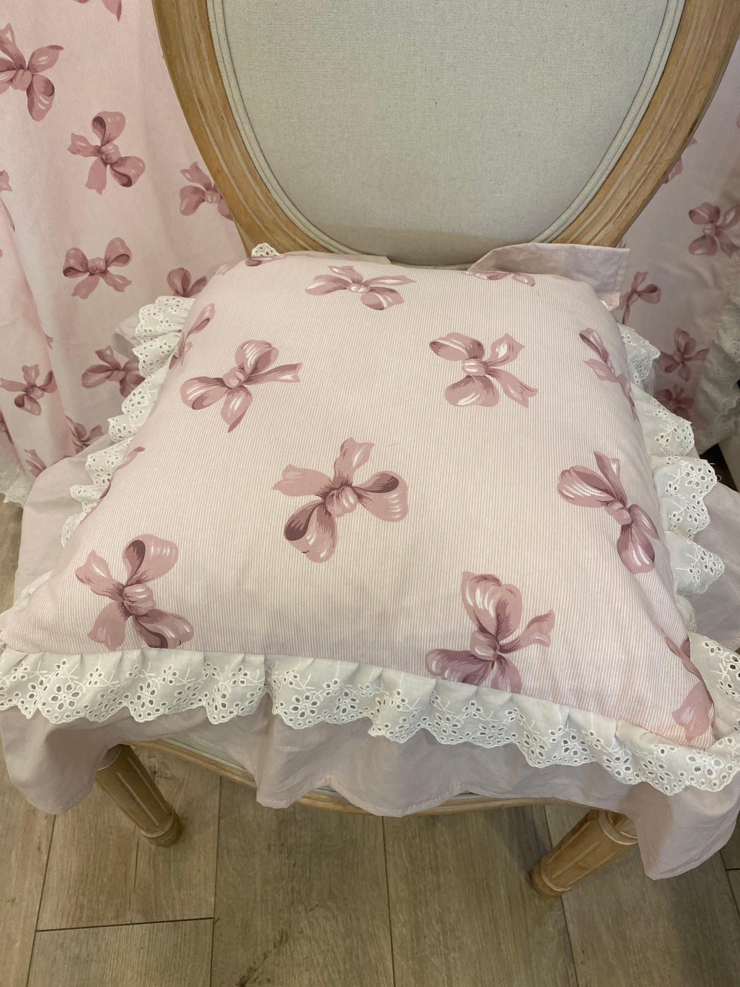 Cuscino per sedia con fantasia fiocco 35x35+12cm