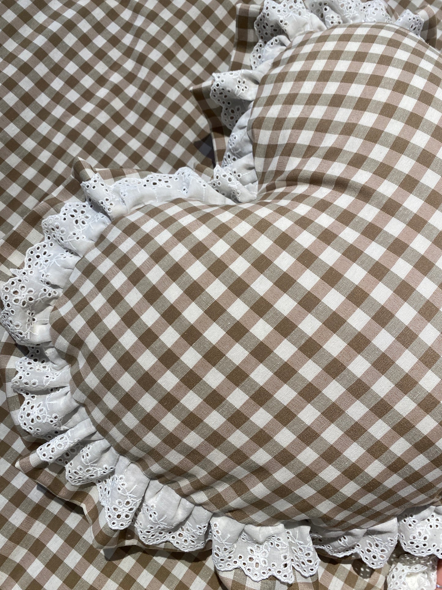 Cuscino a cuore a quadretti con balza con pizzo sangallo 45x42+10cm