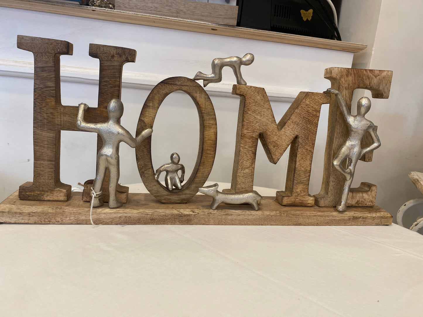 Scritta home in legno con soggetto famiglia in metallo