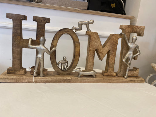 Scritta home in legno con soggetto famiglia in metallo