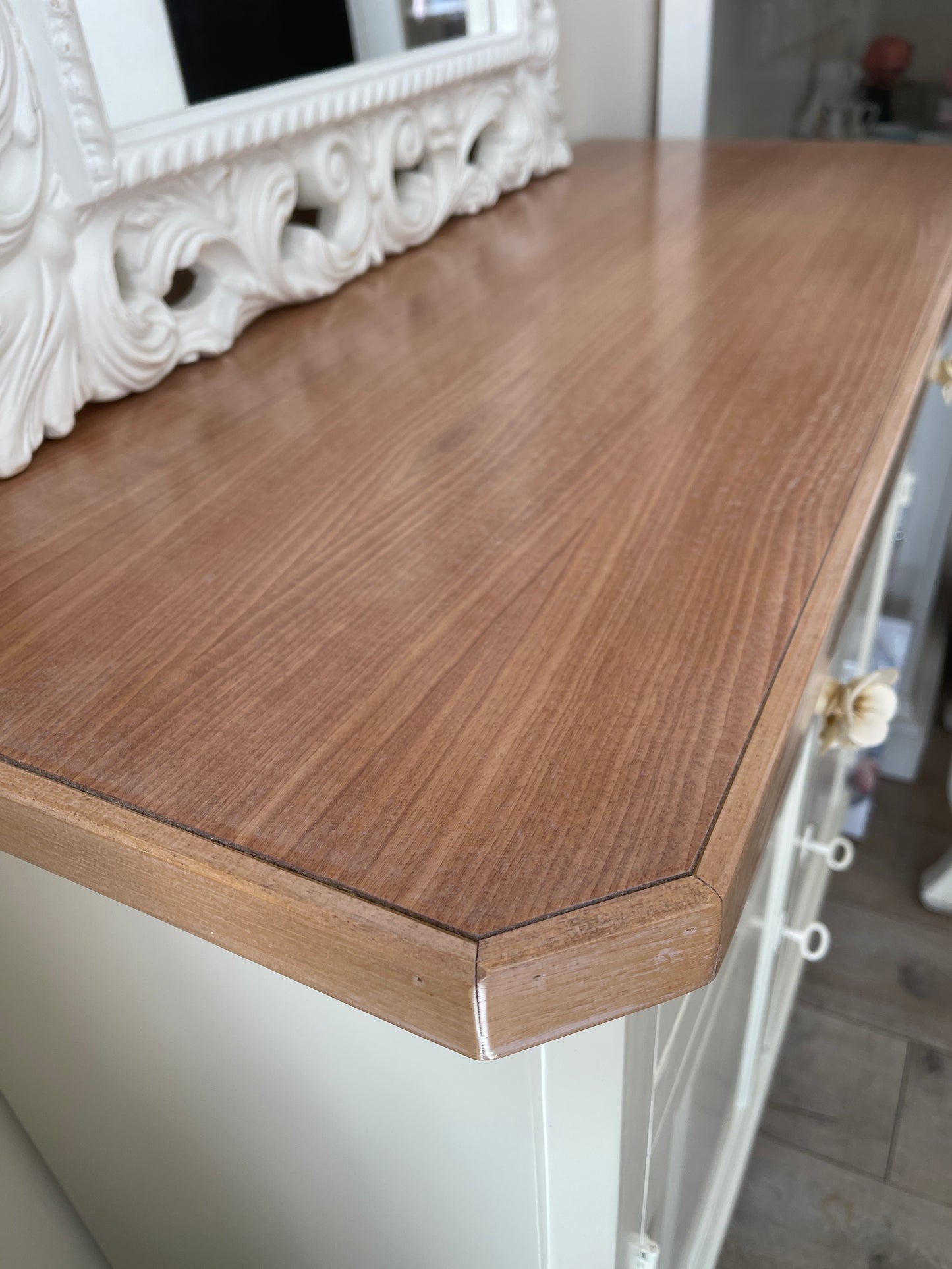 CREDENZA SHABBY MISURA 104x44x96 h in legno artigianale colore beige con piano in noce chiaro