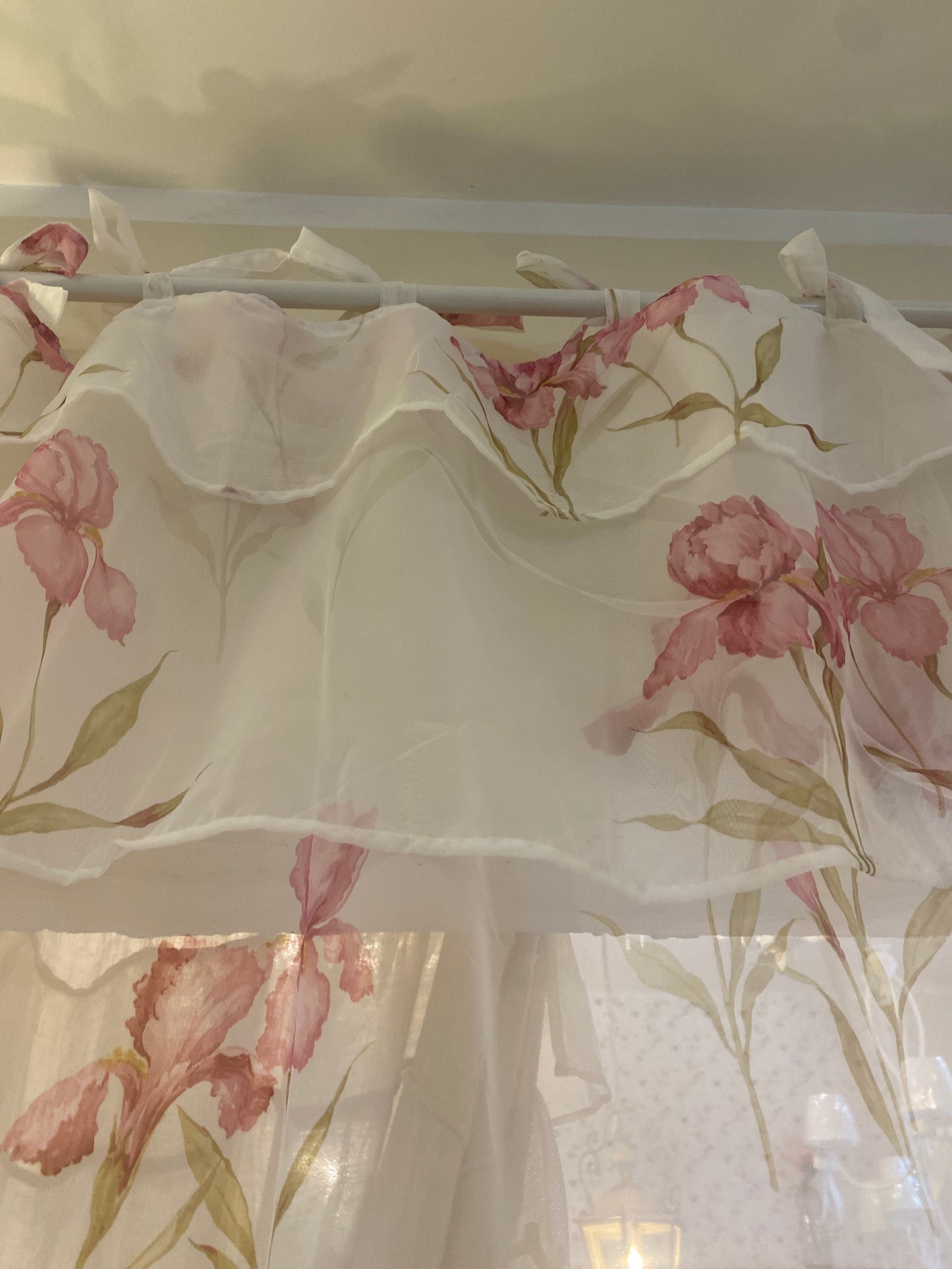 Coppia di tende in organza con mantovana applicata con due balze con fettucce 150x300cm