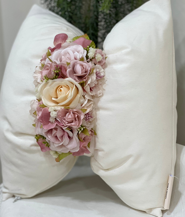 CUSCINO FIOCCO AVORIO CON DECORO ROSA MATA CREAZIONE