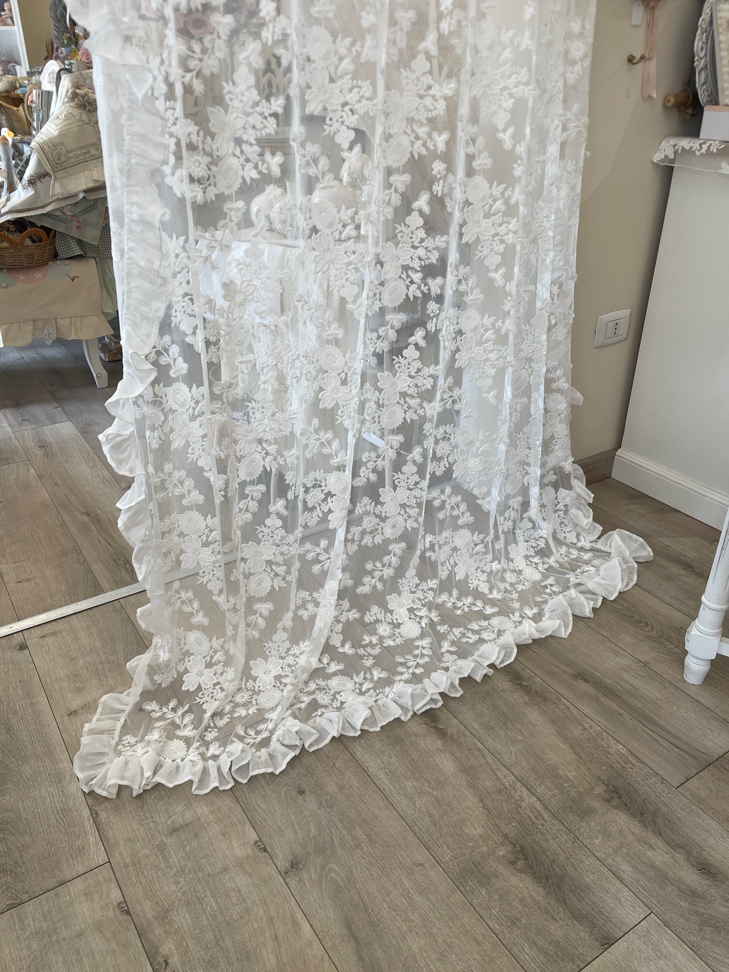 Coppia di Tende Fiordaliso con doppia rouches con le fettucce in tulle con ricamo applicato misura ogni telo 1,50 m per 3 m il colore è bianco