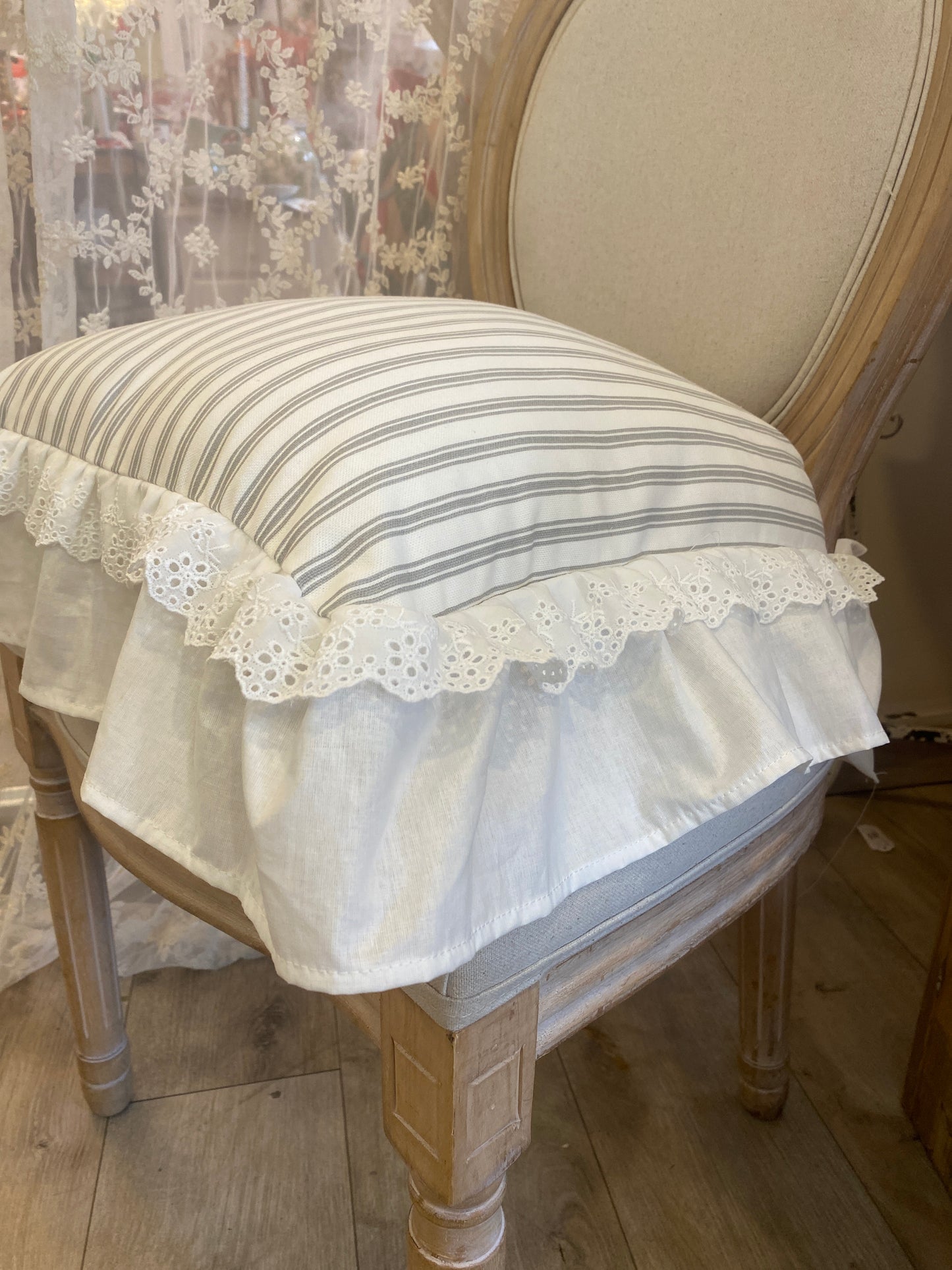 Cuscino sedia sartoriale 100% cotone misura 45x45+12 la balza ,1 balza in cotone con passamaneria in pizzo San Gallo