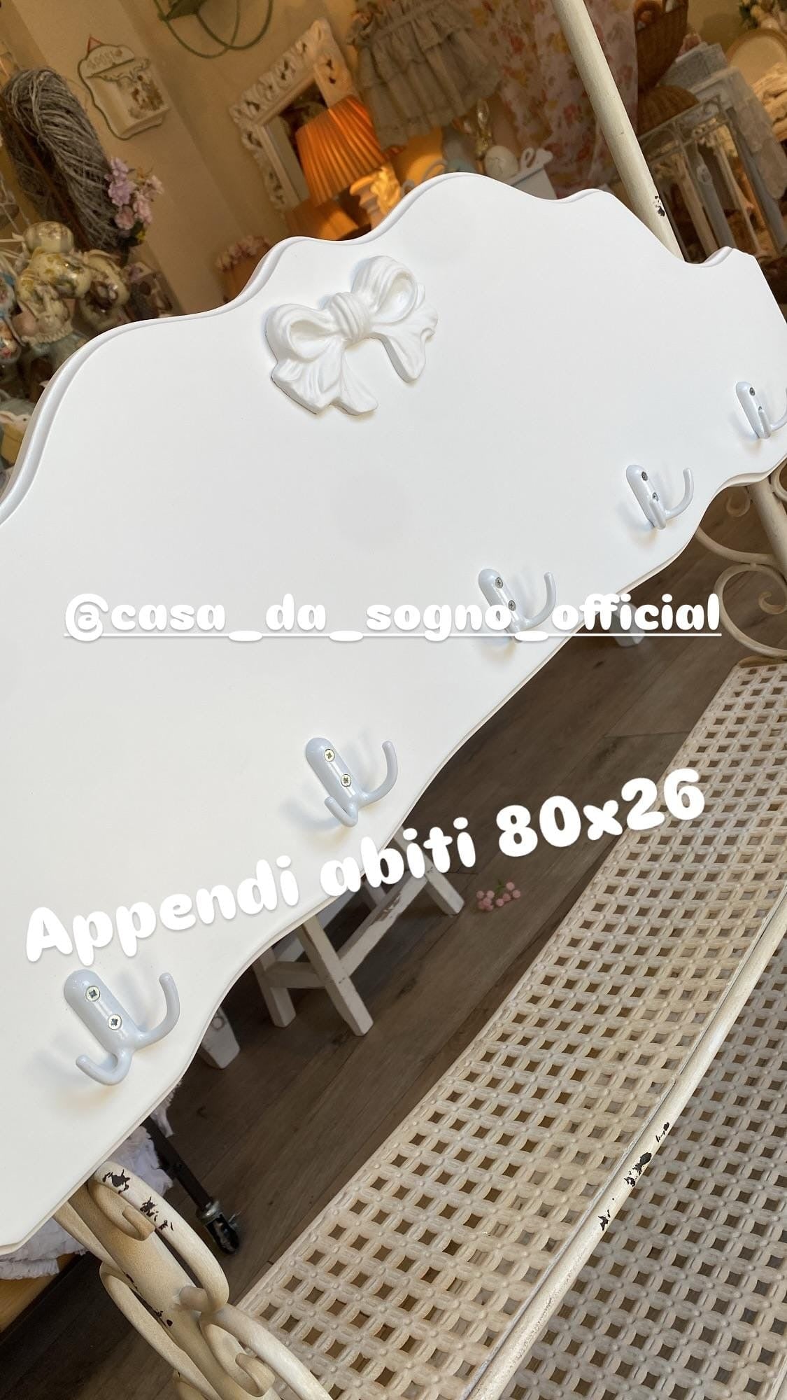 Appendi abiti in legno con 5 ganci .