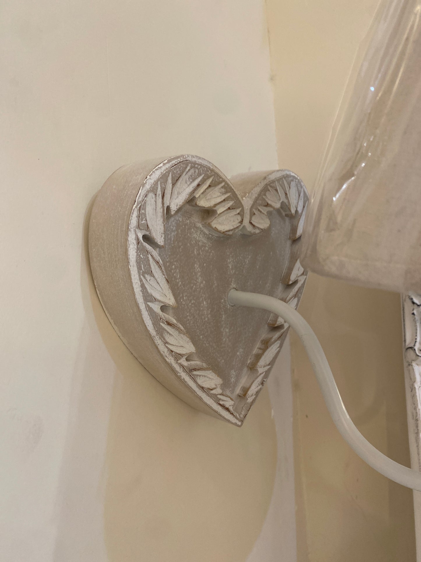Coppia Applique con placca a forma di cuore tortora e paralume in tessuto 17x18cm