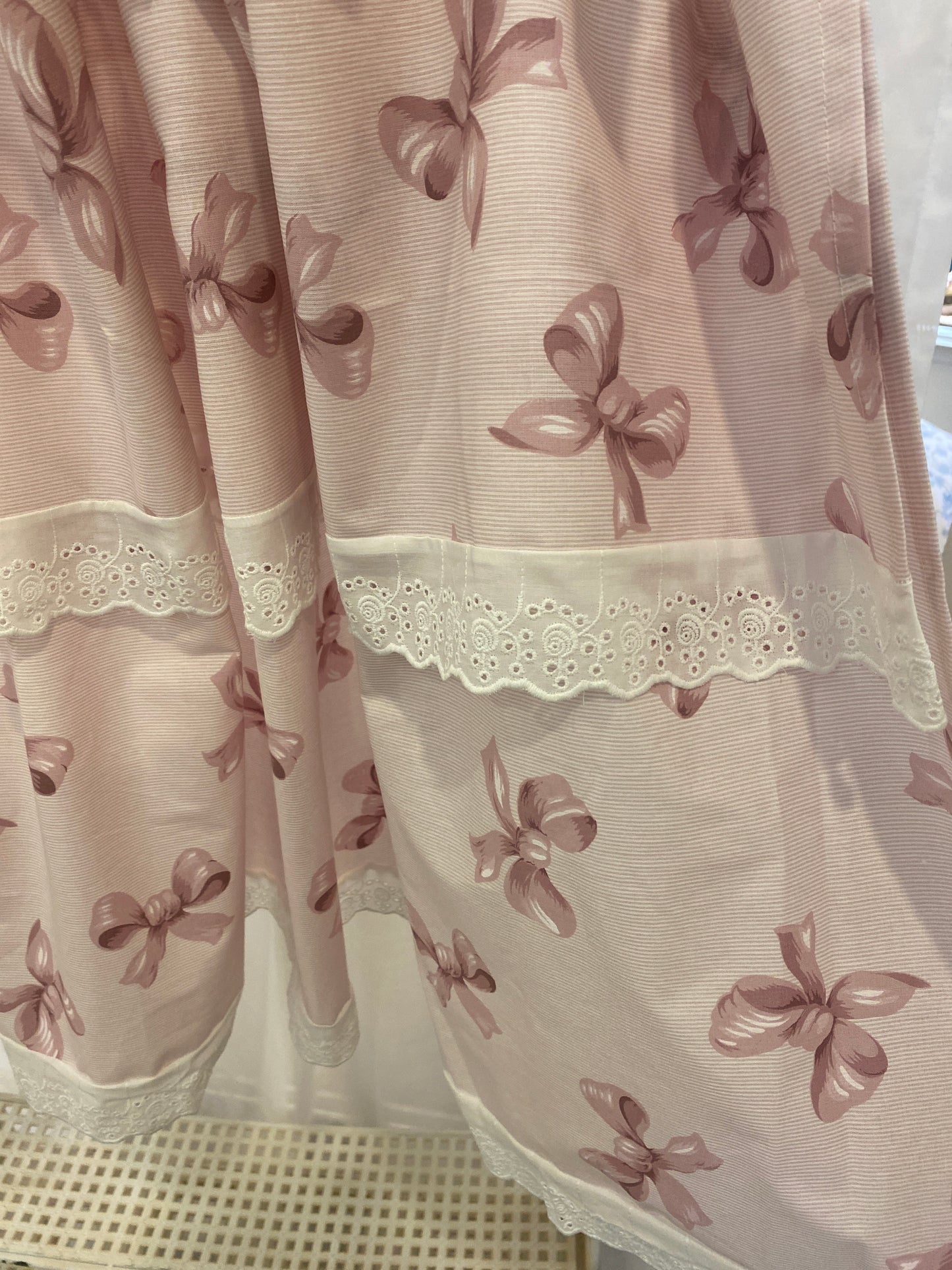 Mantovana con fantasia fiocchi, con due balze con pizzo sangallo 280x60cm