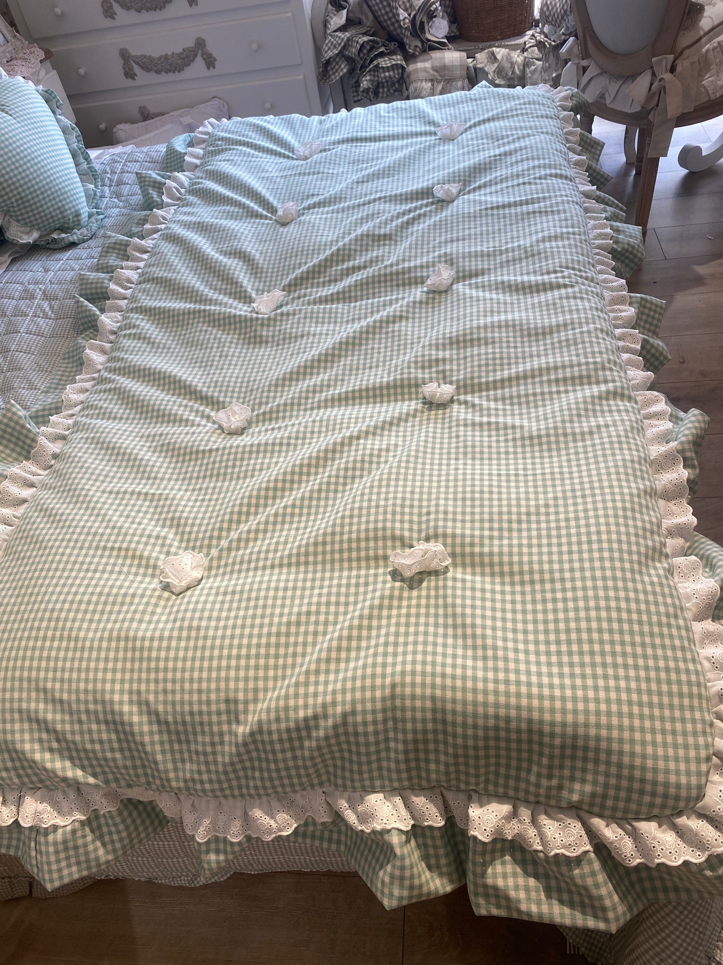 Fondoletto vichy verde con Rousches e applicazione di pizzo San Gallo misura 180x85+12 la balza