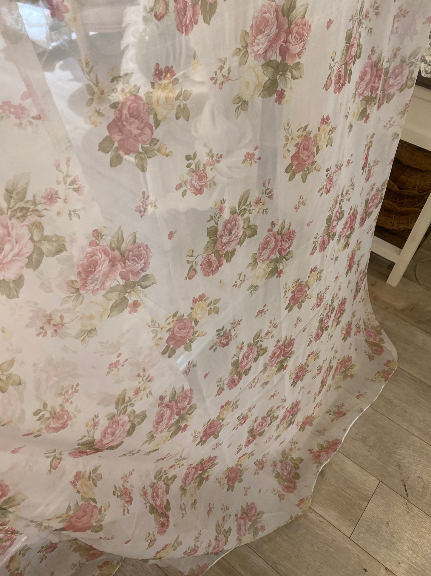 Coppia di tende in organza con mantovana applicata con due balze con fettucce 150x300cm