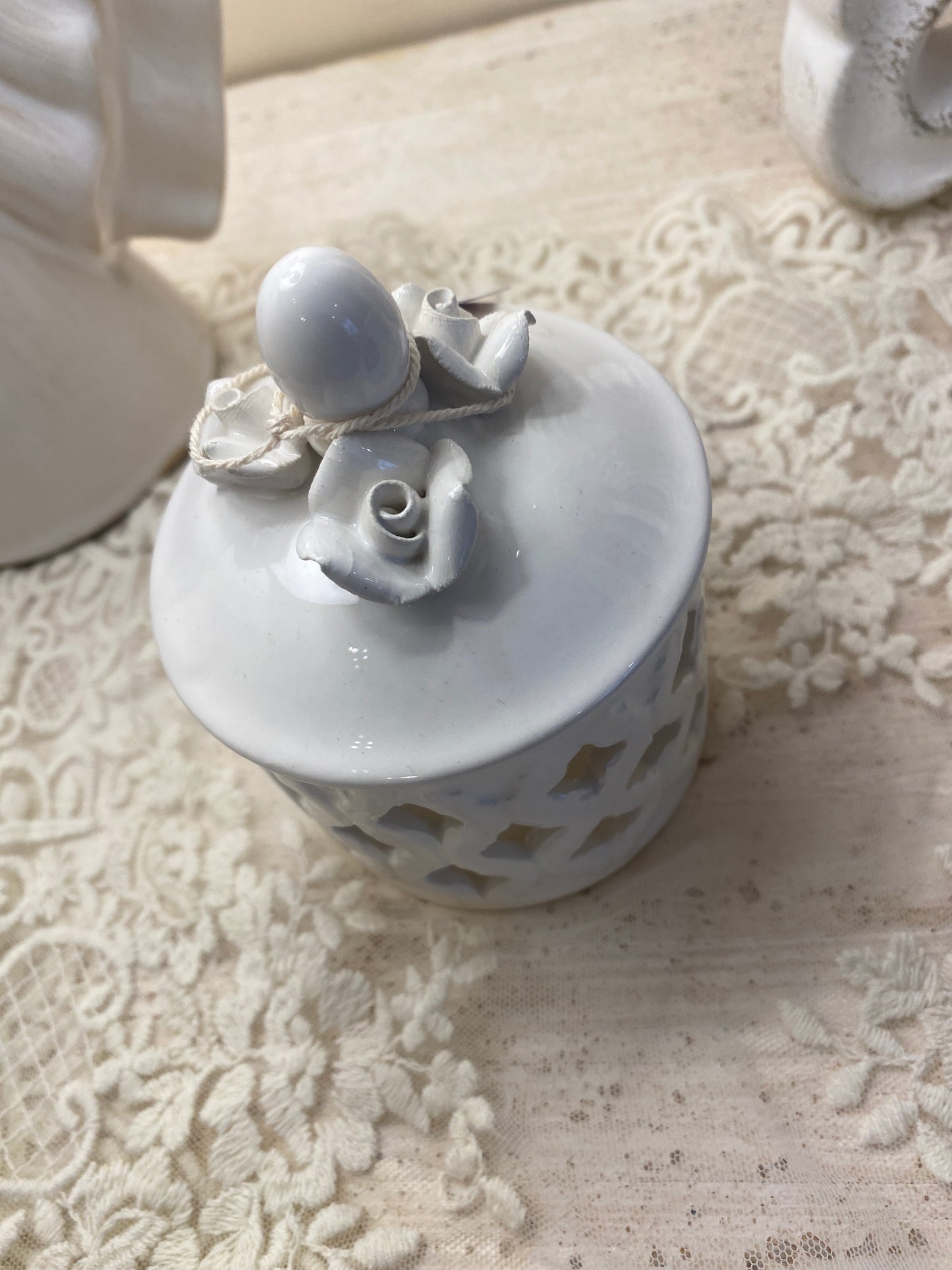 Barattolino in ceramica traforato con decoro con fiori 12x7cm