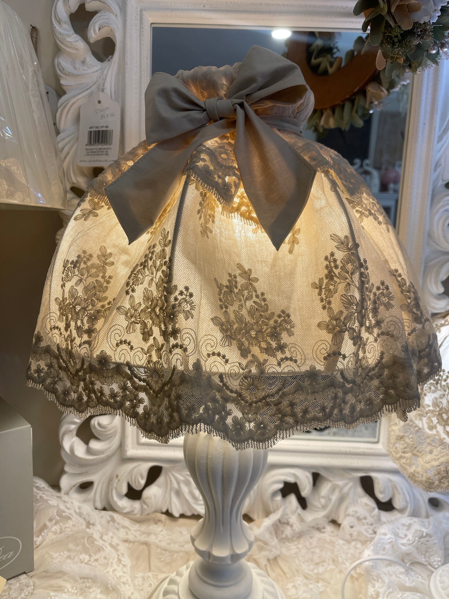 Copri lampada modello yulia rivestito in un romantico pizzo misura 35x27 h