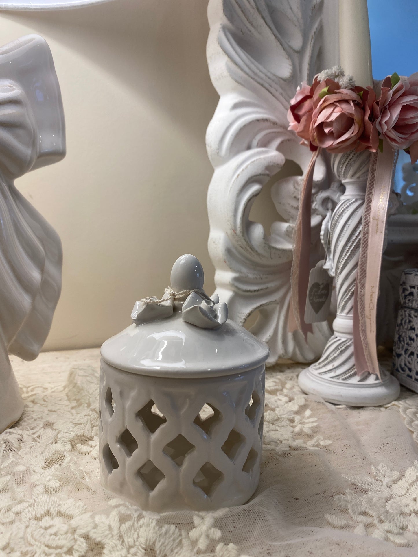 Barattolino in ceramica traforato con decoro con fiori 12x7cm