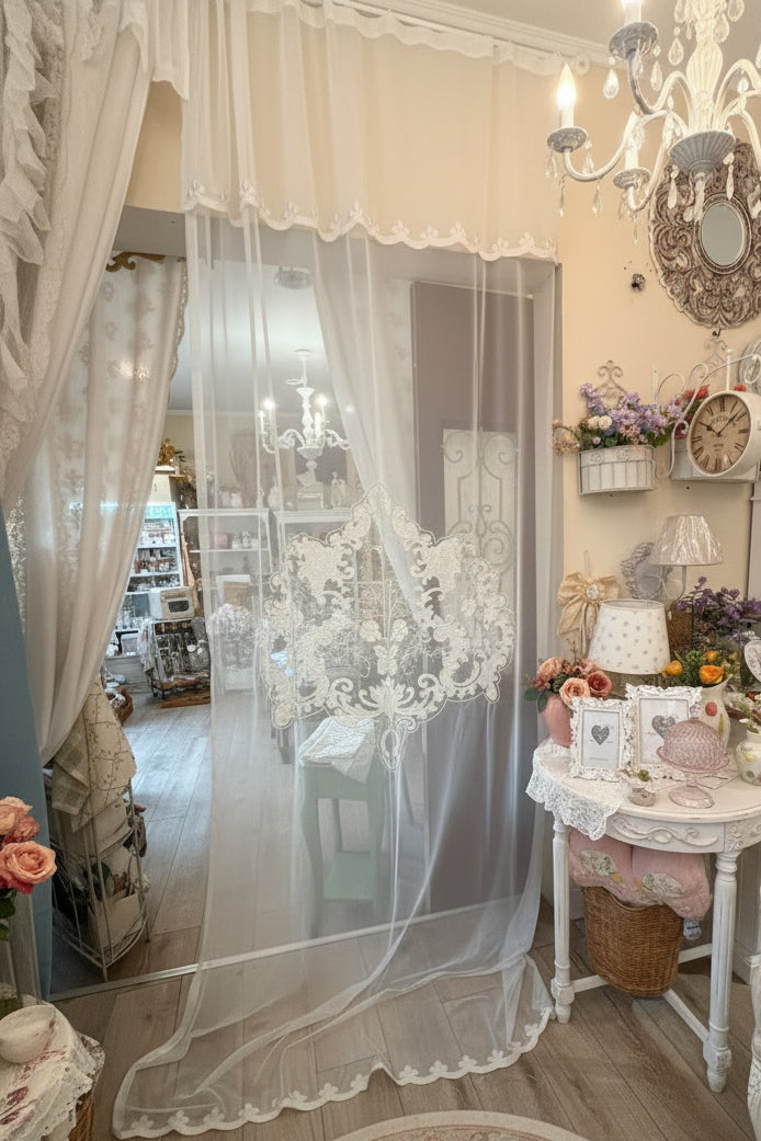 Tenda in tulle con Mantovana applicata passante bastone con ricamo centrale e nel lato di sotto misura 1,50x 3 metri colore bianco con il colore del ricamo champagne