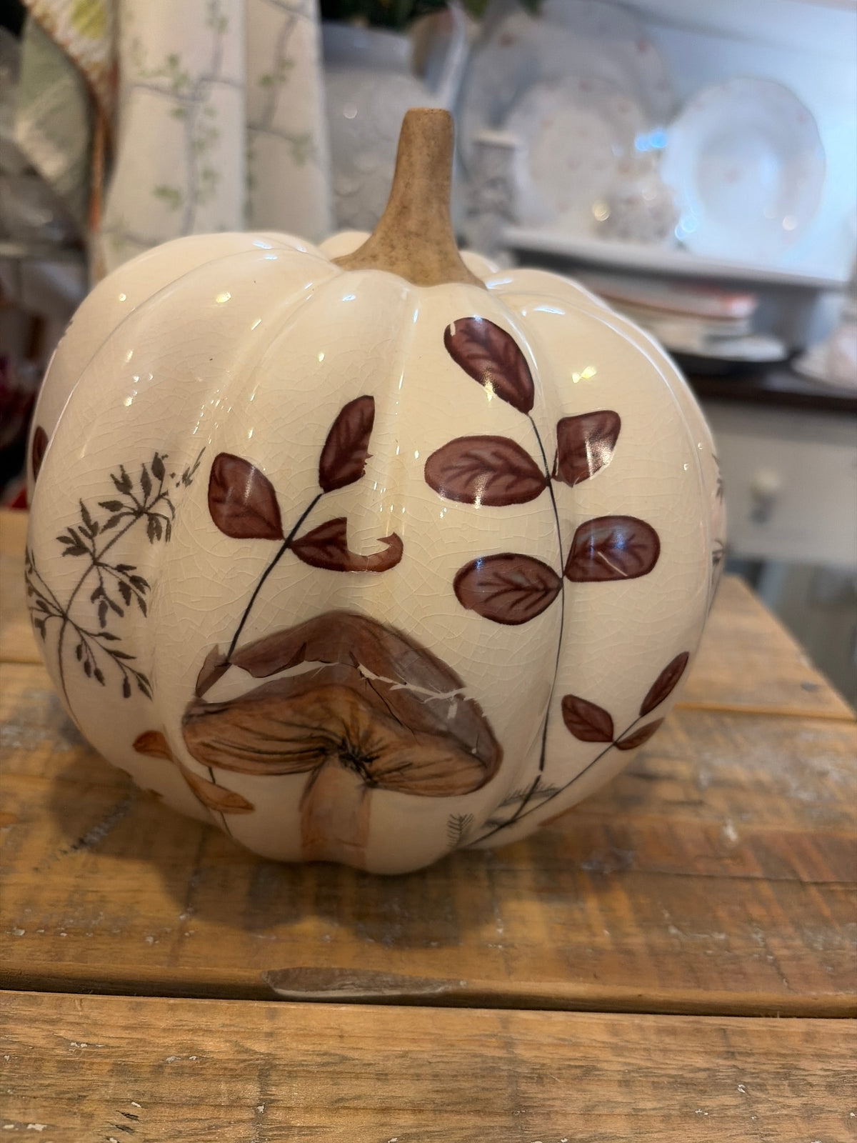 Zucca in ceramica beige con decoro funghi e foglie misura 18x18x18