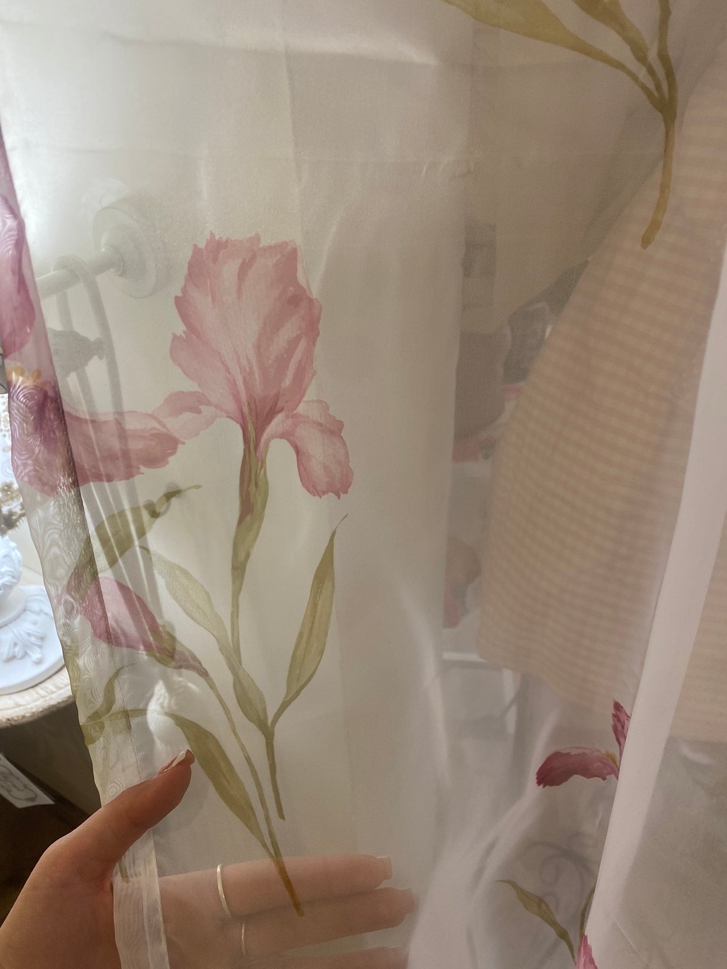 Coppia di tende in organza con mantovana applicata con due balze con fettucce 150x300cm