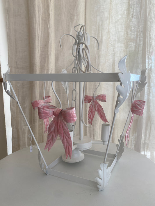 Lampadario a lanterna bianco con fiocco rosa 3 luci (si puo’avere del colore che desiderate su ordinazione) misura 37x36