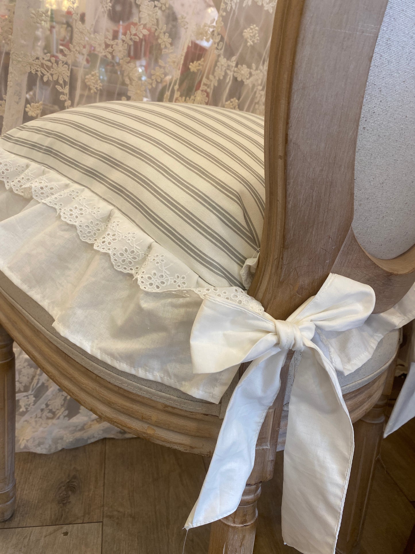 Cuscino sedia sartoriale 100% cotone misura 45x45+12 la balza ,1 balza in cotone con passamaneria in pizzo San Gallo