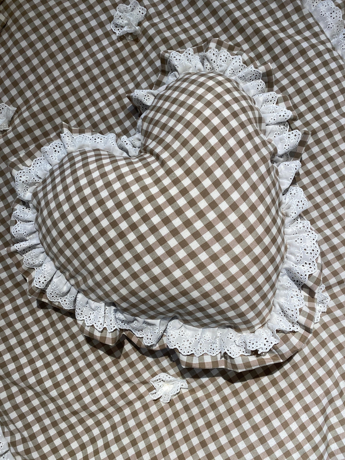 Cuscino a cuore a quadretti con balza con pizzo sangallo 45x42+10cm